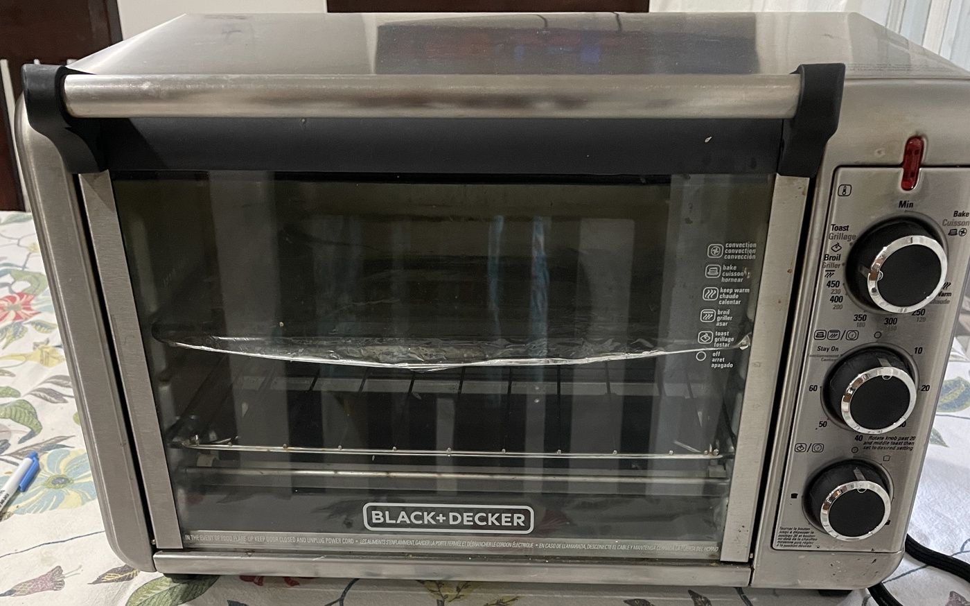 BLACK+DECKER TO3000G 6-Slice Convection Countertop Toaster Oven