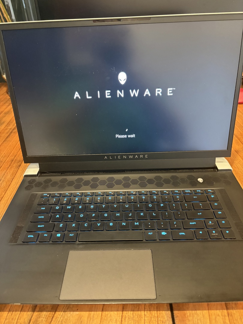 Alienware X17 gaming laptop REDUCED - ecay