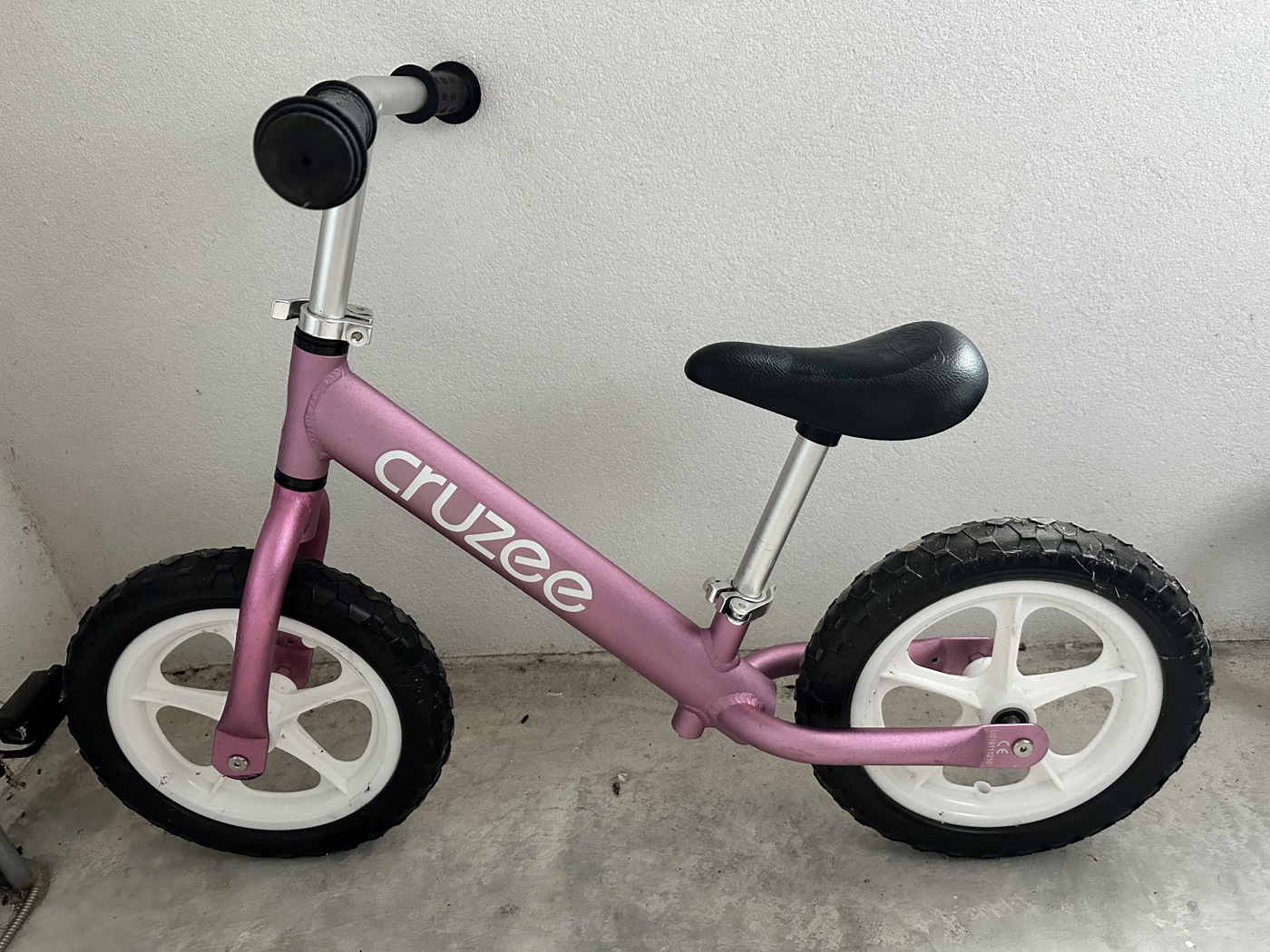 Cruzee balance bike discount used