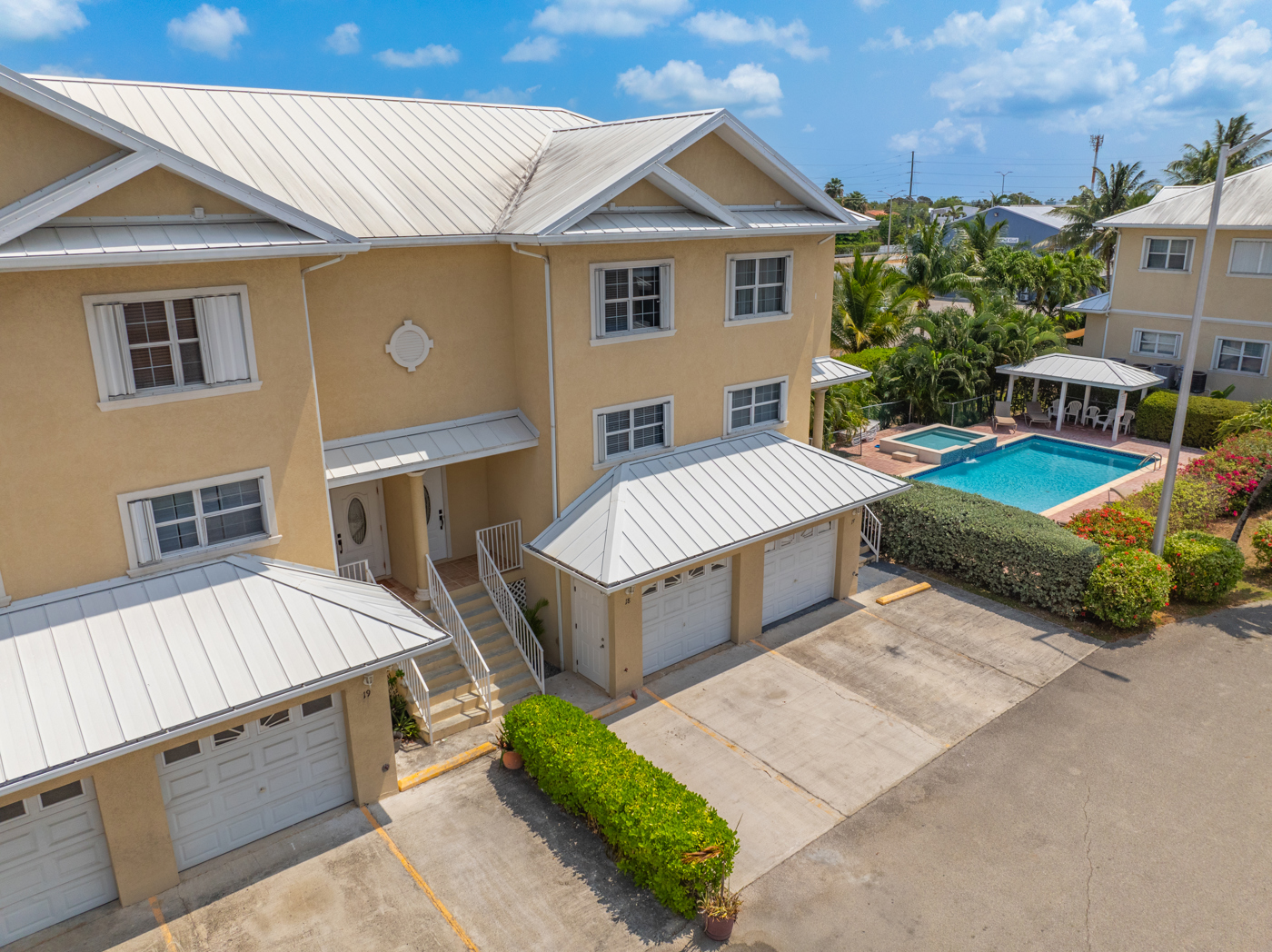 Upgraded Lakeland Villas, 2 Bed + Den And Garage (over $100k In ...