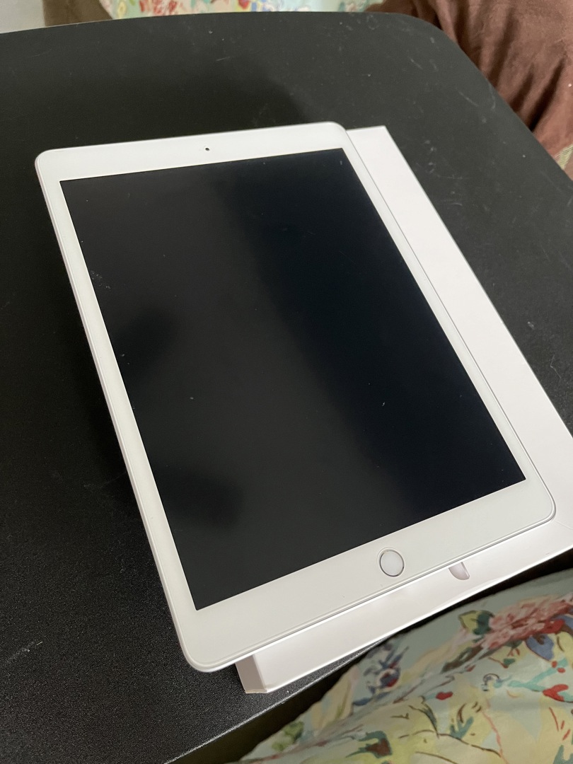 Apple iPad 7th Gen GB Silver comes with Apple Pencil and Casing