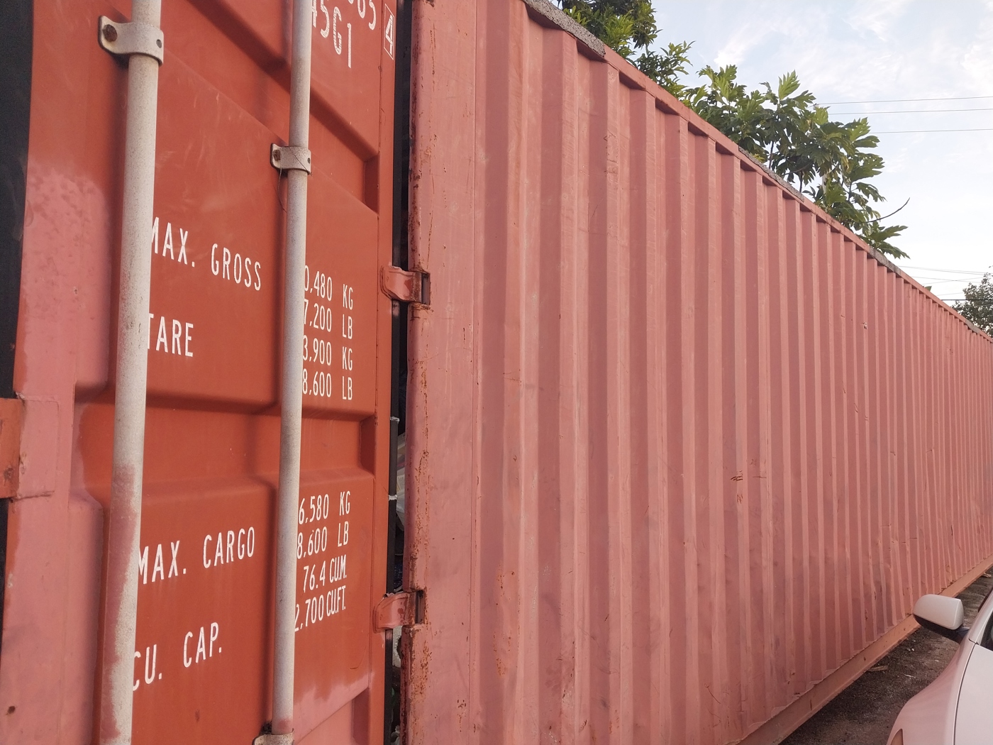 40-ft-container-filled-with-construction-materials-and-tools-ecay